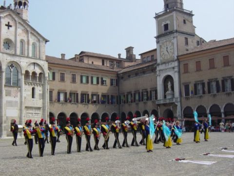 La showband Marum in Piazza Grande, a Modena